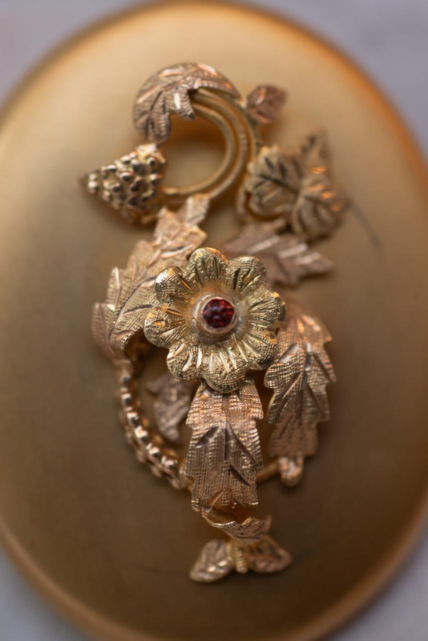 Antique English 9ct large oval locket