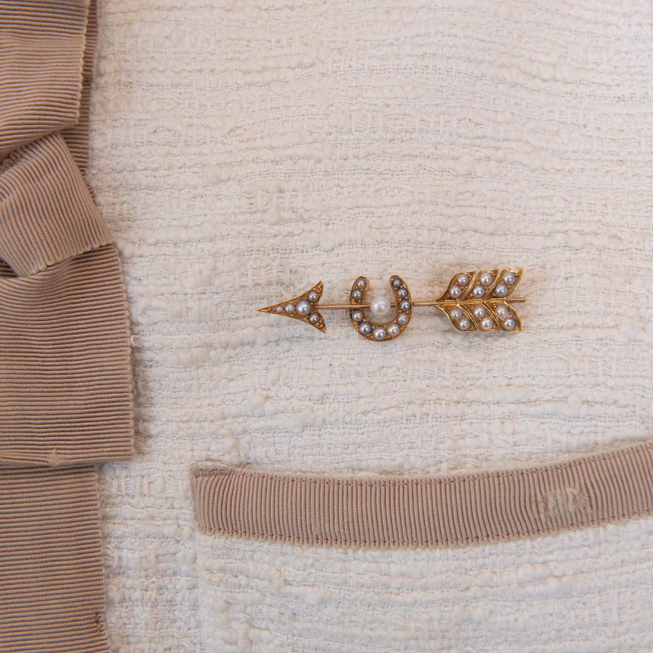 High carat pearl horseshoe brooch