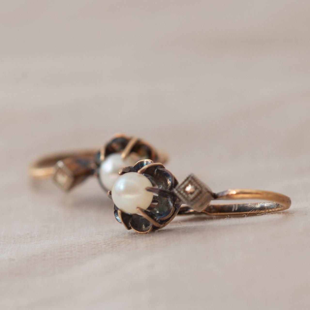 Dainty pearl earrings