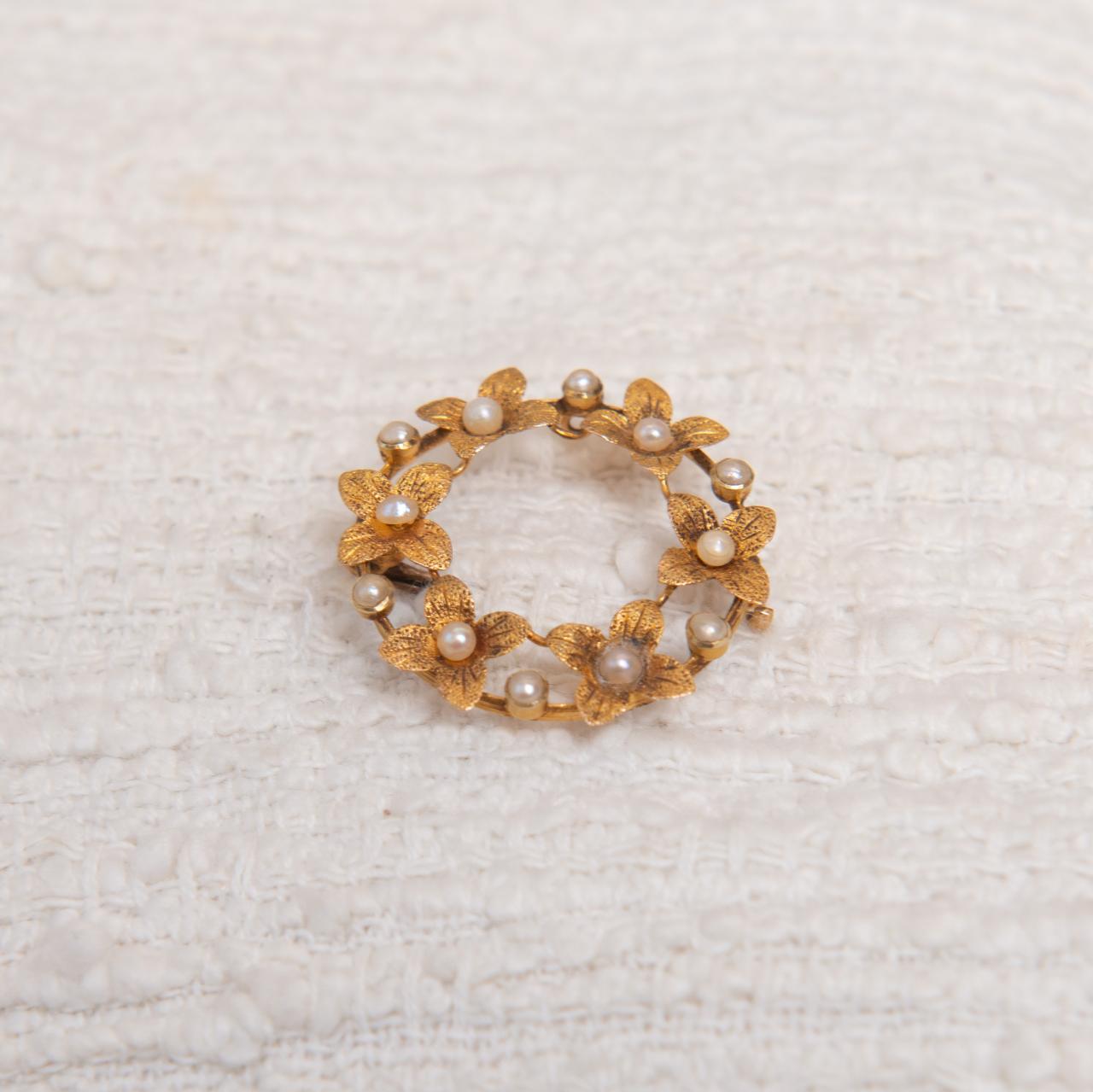 Dainty pearl garland brooch