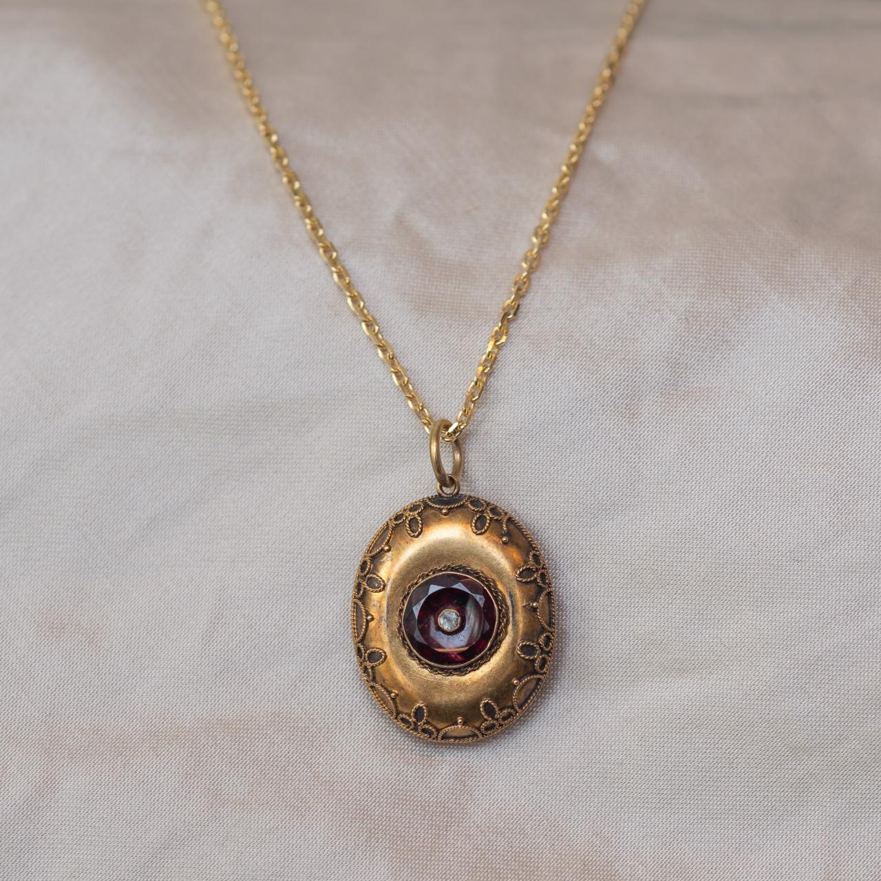 15ct garnet & diamond locket