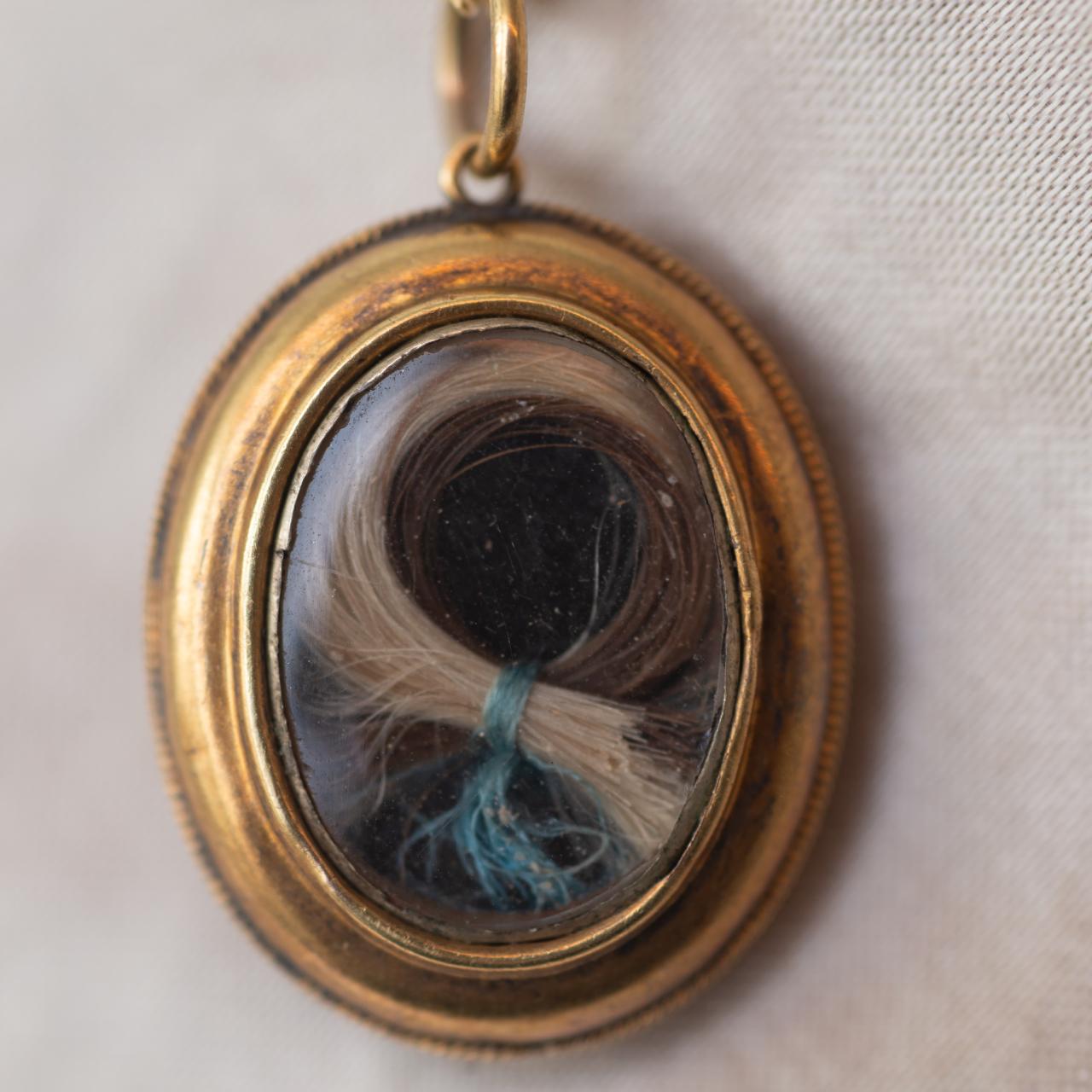 15ct garnet & diamond locket