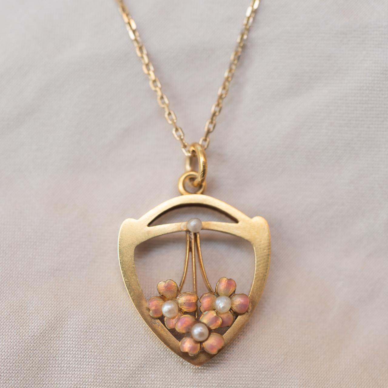High-carat, charming enamel & pearl pendant