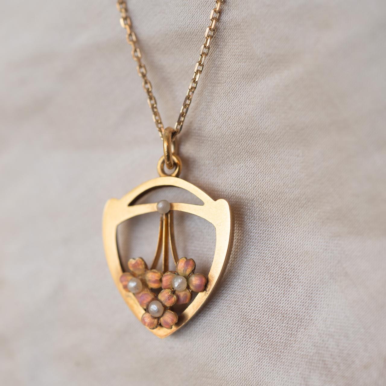 High-carat, charming enamel & pearl pendant
