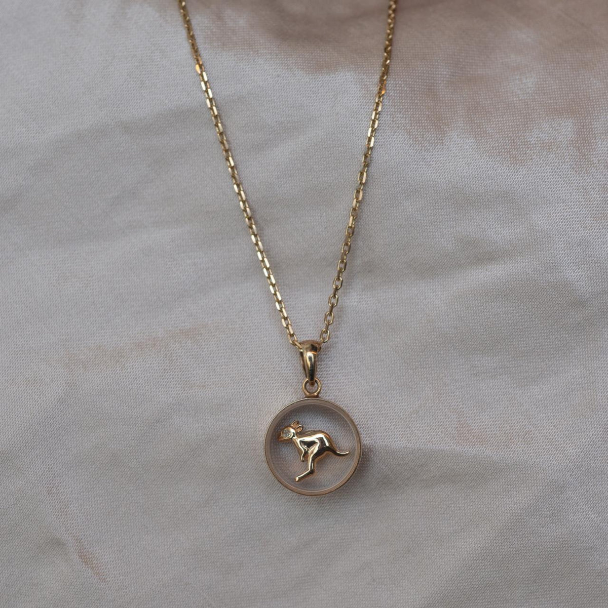 9ct vintage swinging kangaroo pendant
