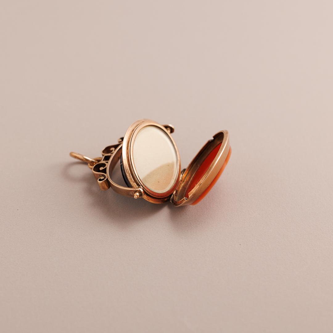 9ct gold locket swivel pendant