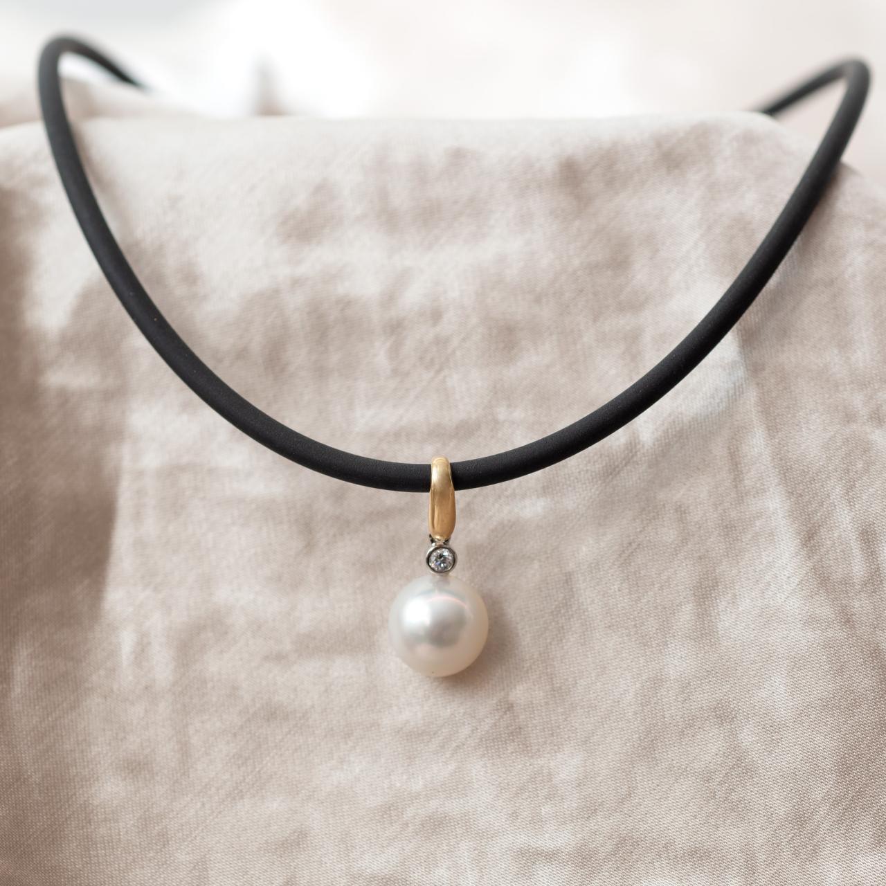 South Sea & Diamond pendant, Yellow gold