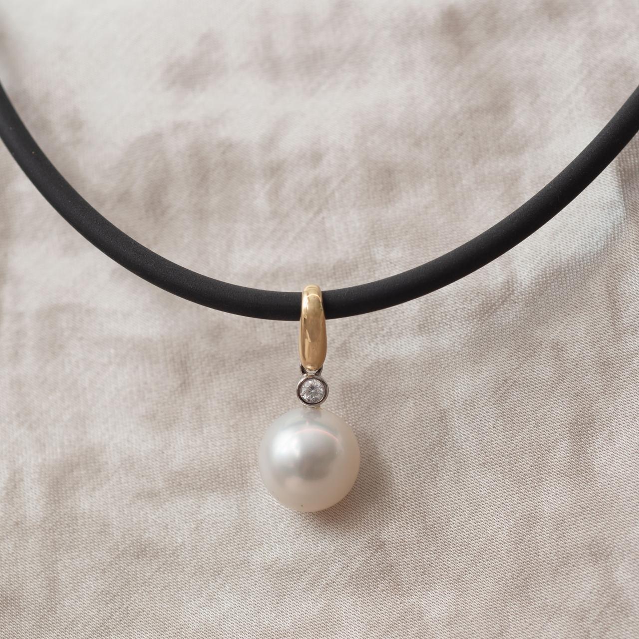 South Sea & Diamond pendant, Yellow gold