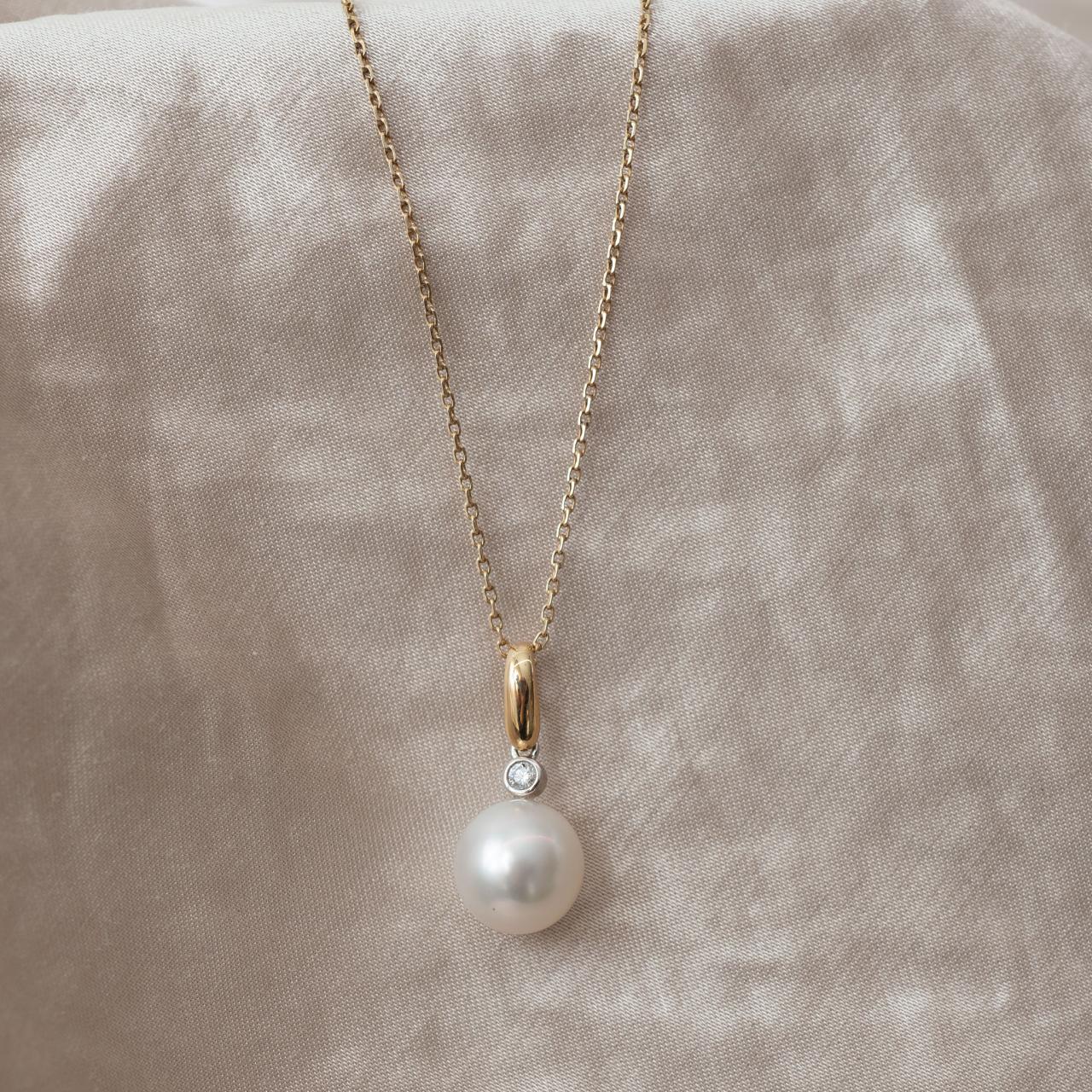 South Sea & Diamond pendant, Yellow gold