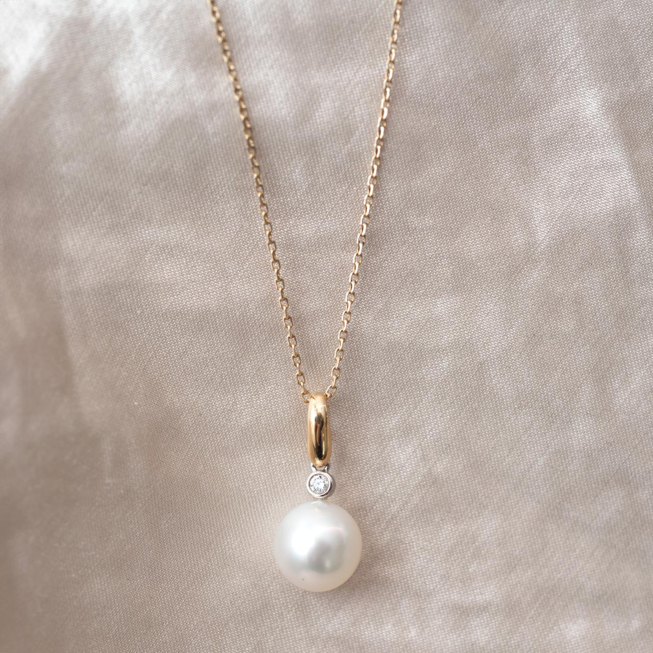 South Sea & Diamond pendant, Yellow gold