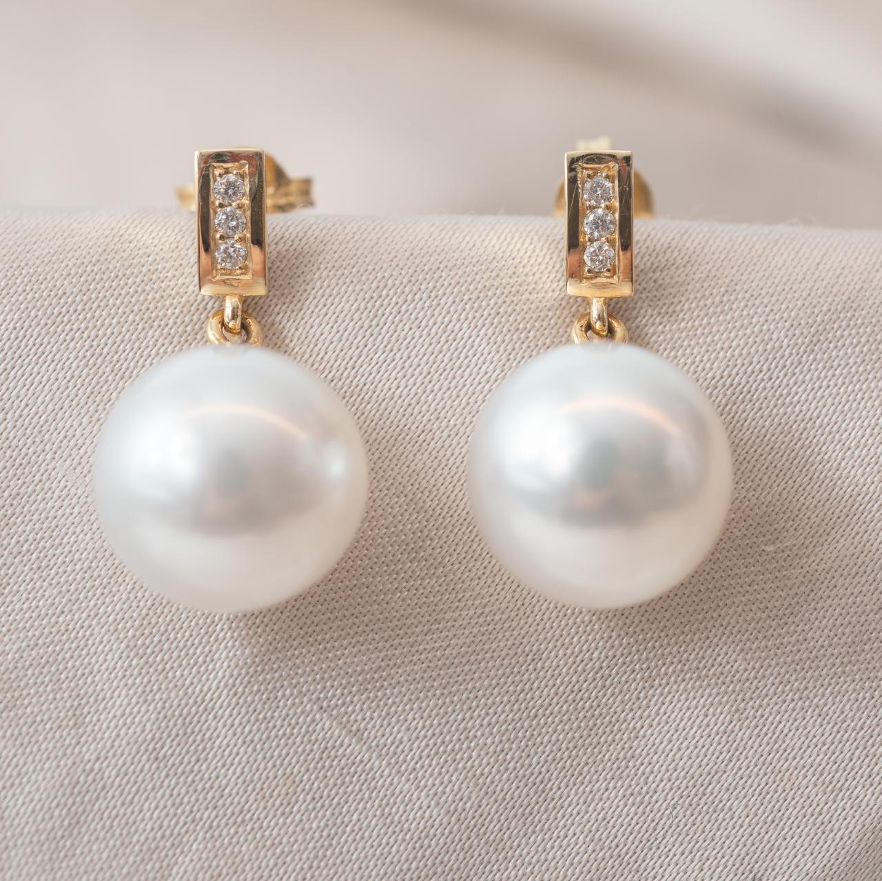 Lustrous South Sea Diamond and 18ct yellow gold