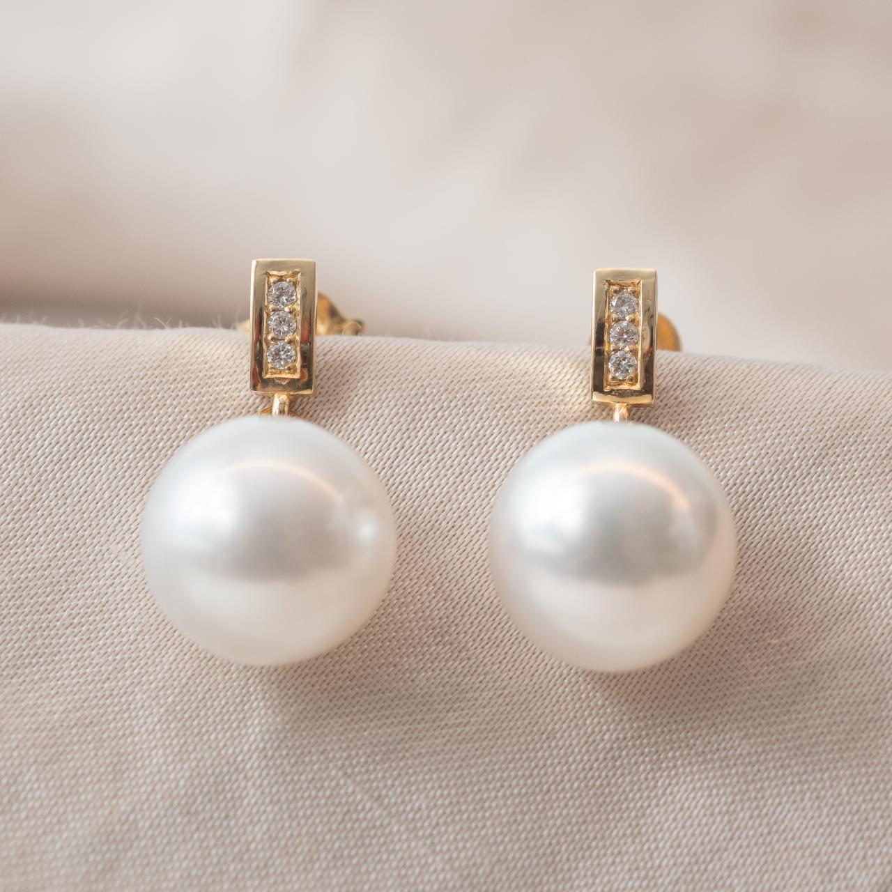 Lustrous South Sea Diamond and 18ct yellow gold