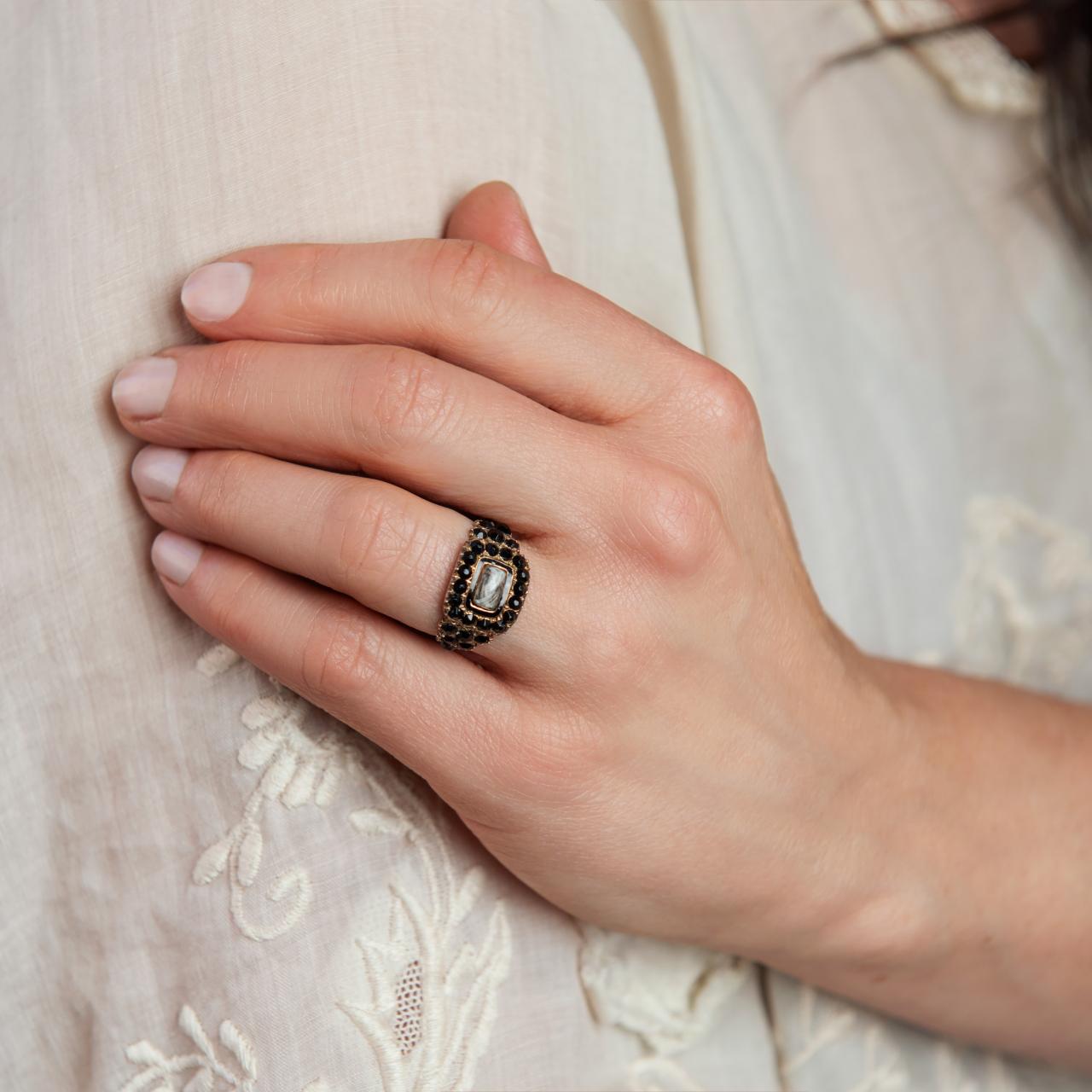 Enamel high-carat memento ring