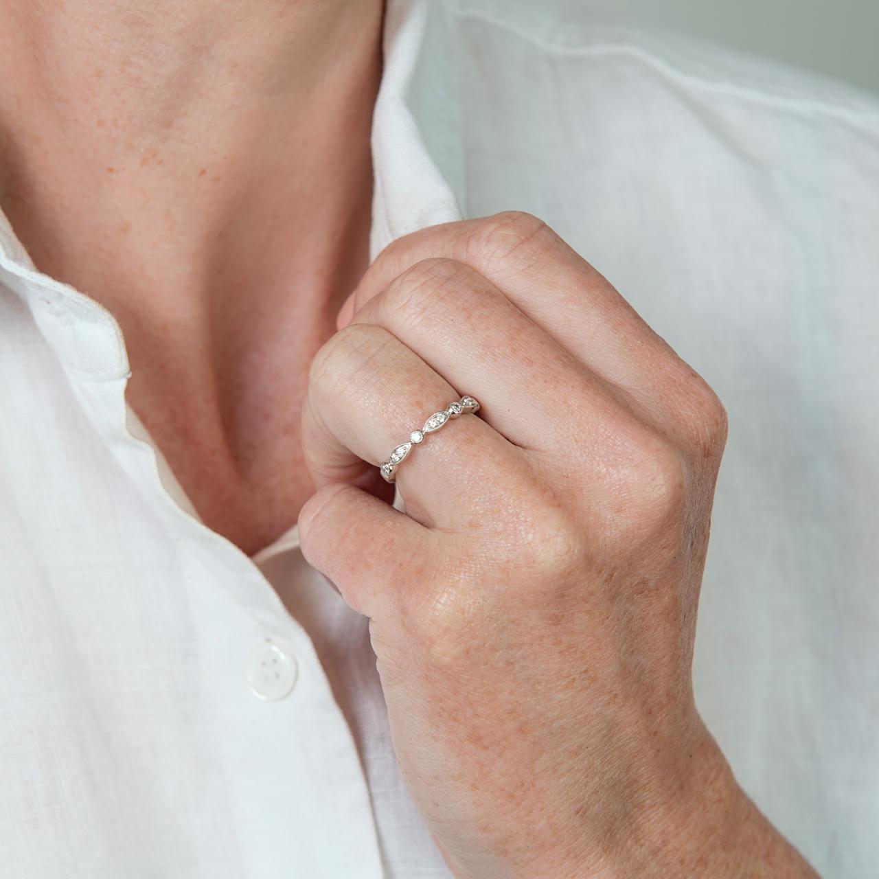 Fine continuum half band, White gold, M