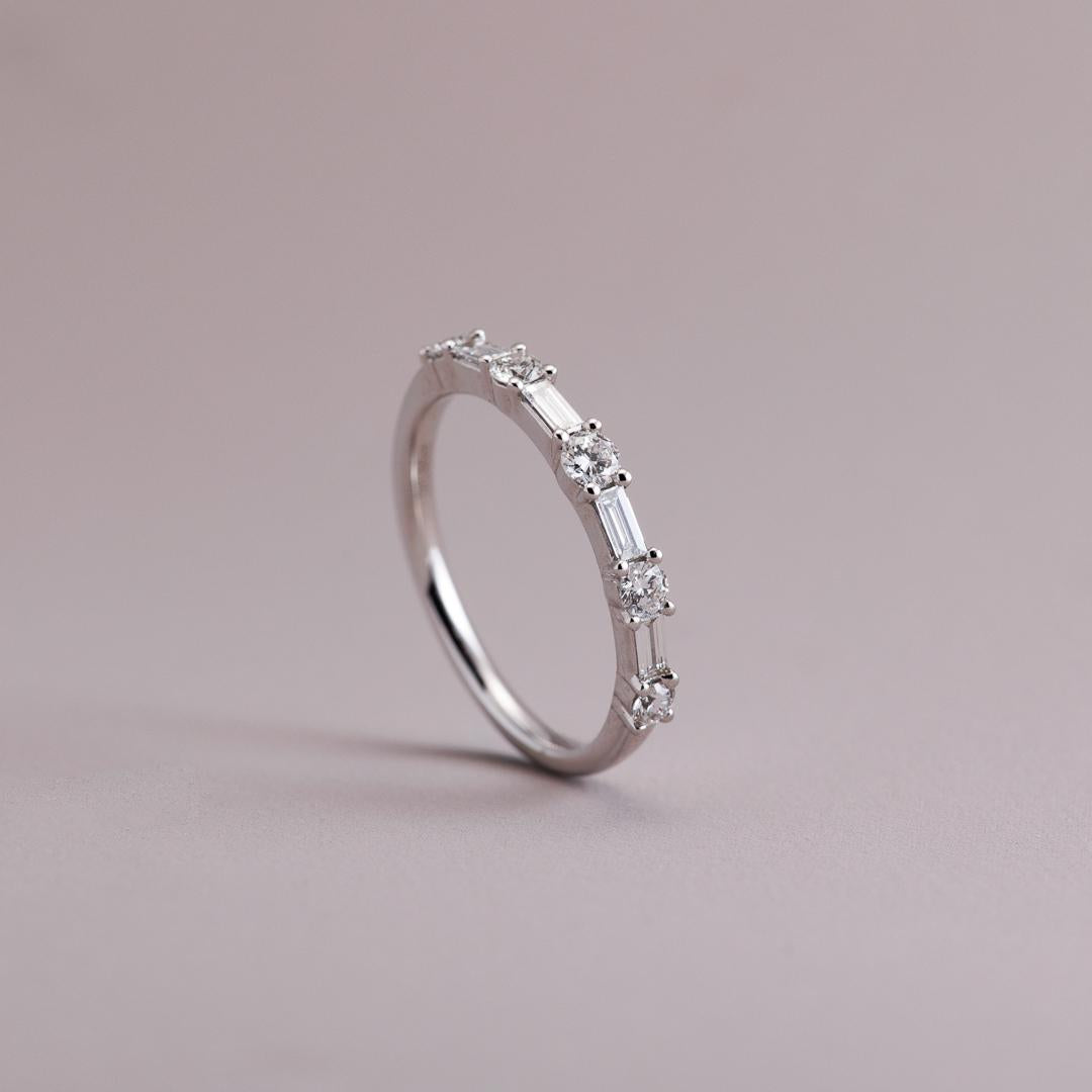Bagette & Round wedding ring in white gold