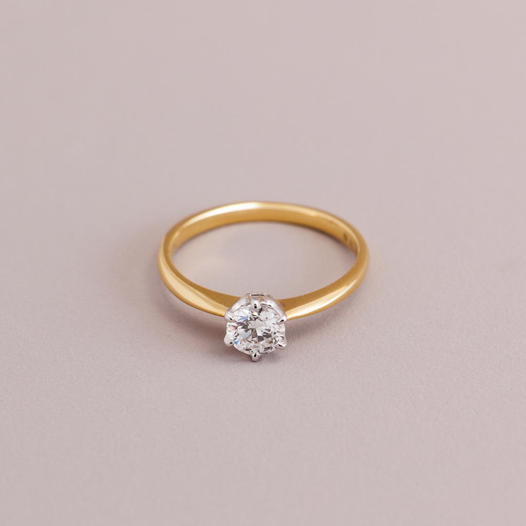 LD Classic Round Brilliant Cut Solitaire engagement ring in yellow gold