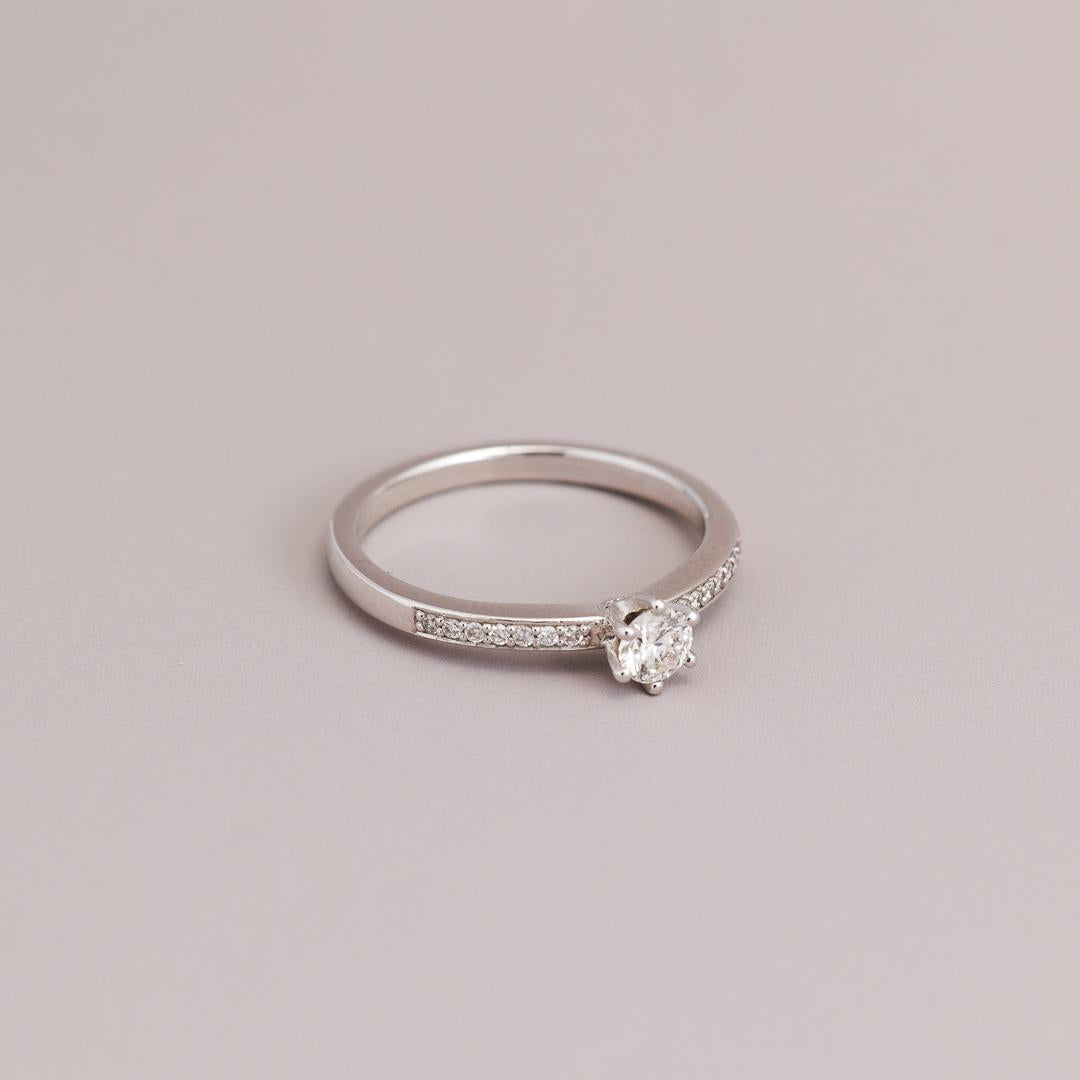 Round brilliant cut diamond solitaire