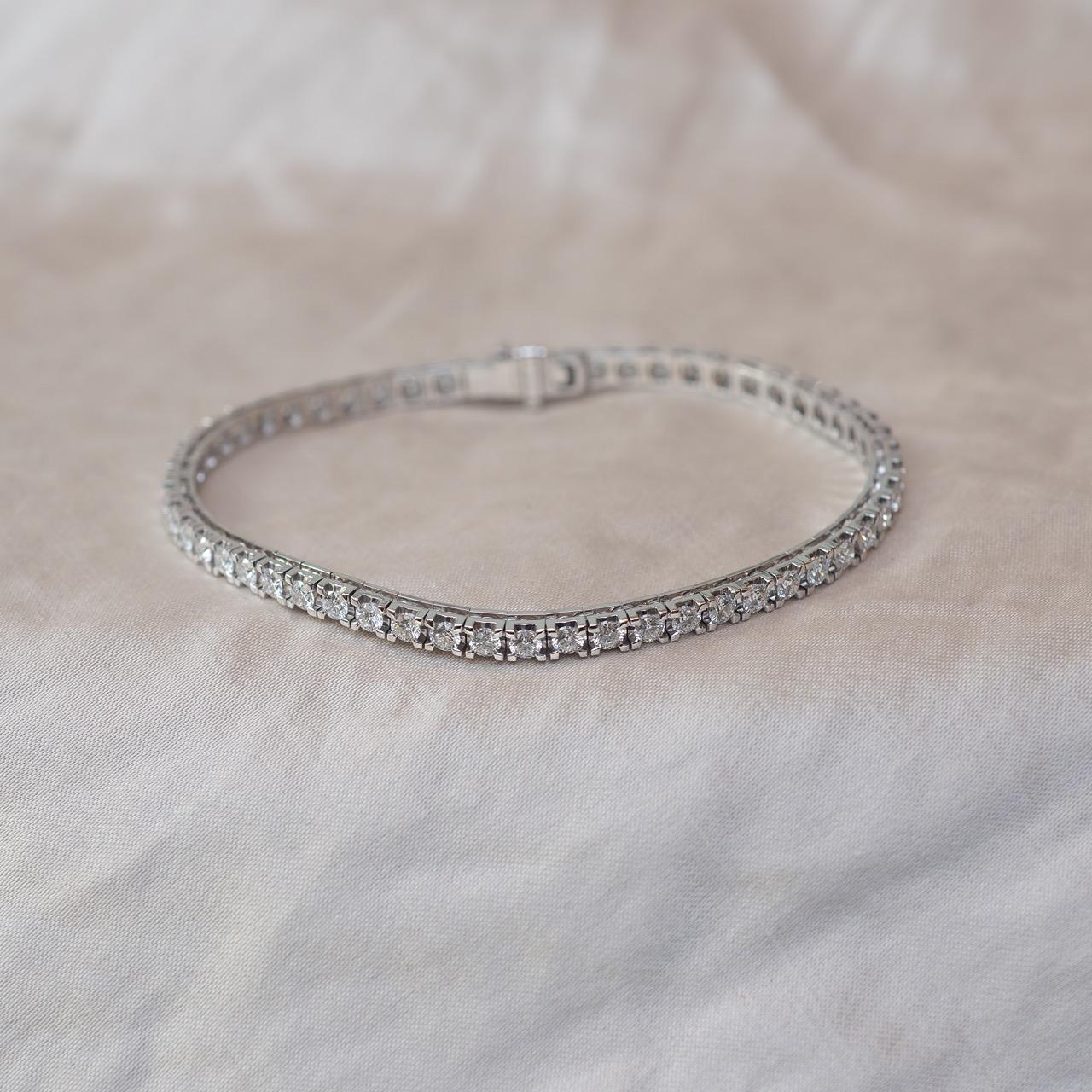 18ct white gold natural diamond line bracelet