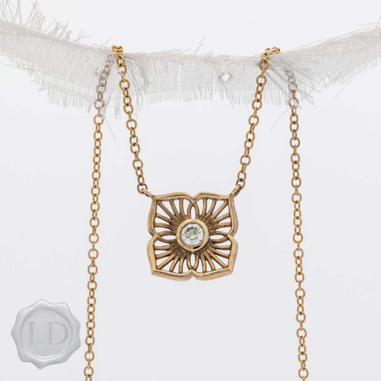 LD Diamond Lily necklace in yellow
