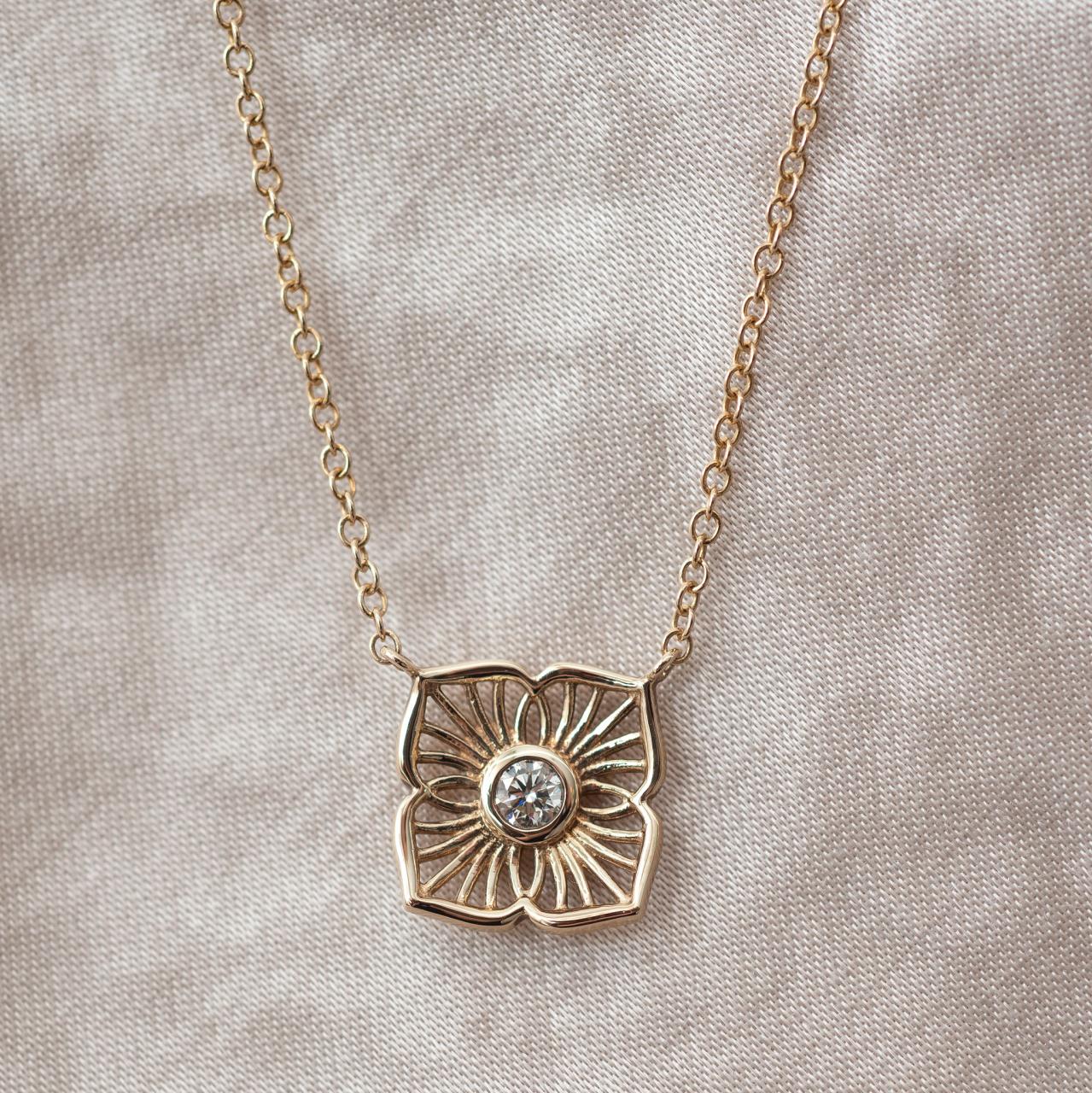 LD Diamond Lily necklace in yellow