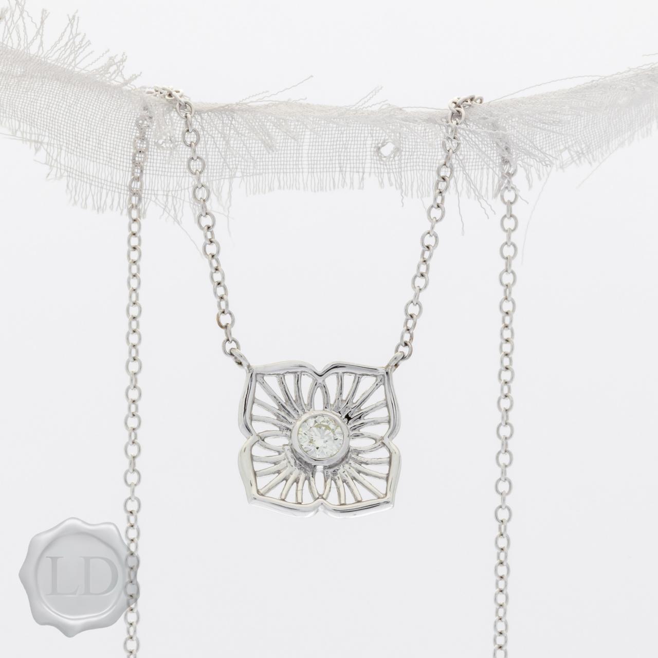 Lily necklace, white