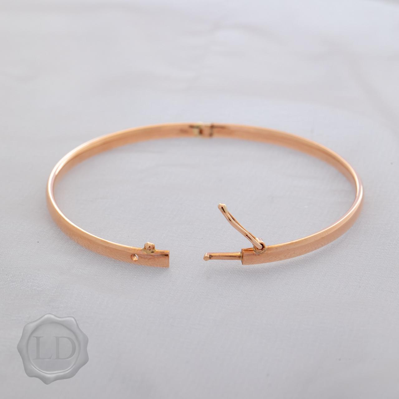 Rose gold classic oval hinge, figure 8 catch