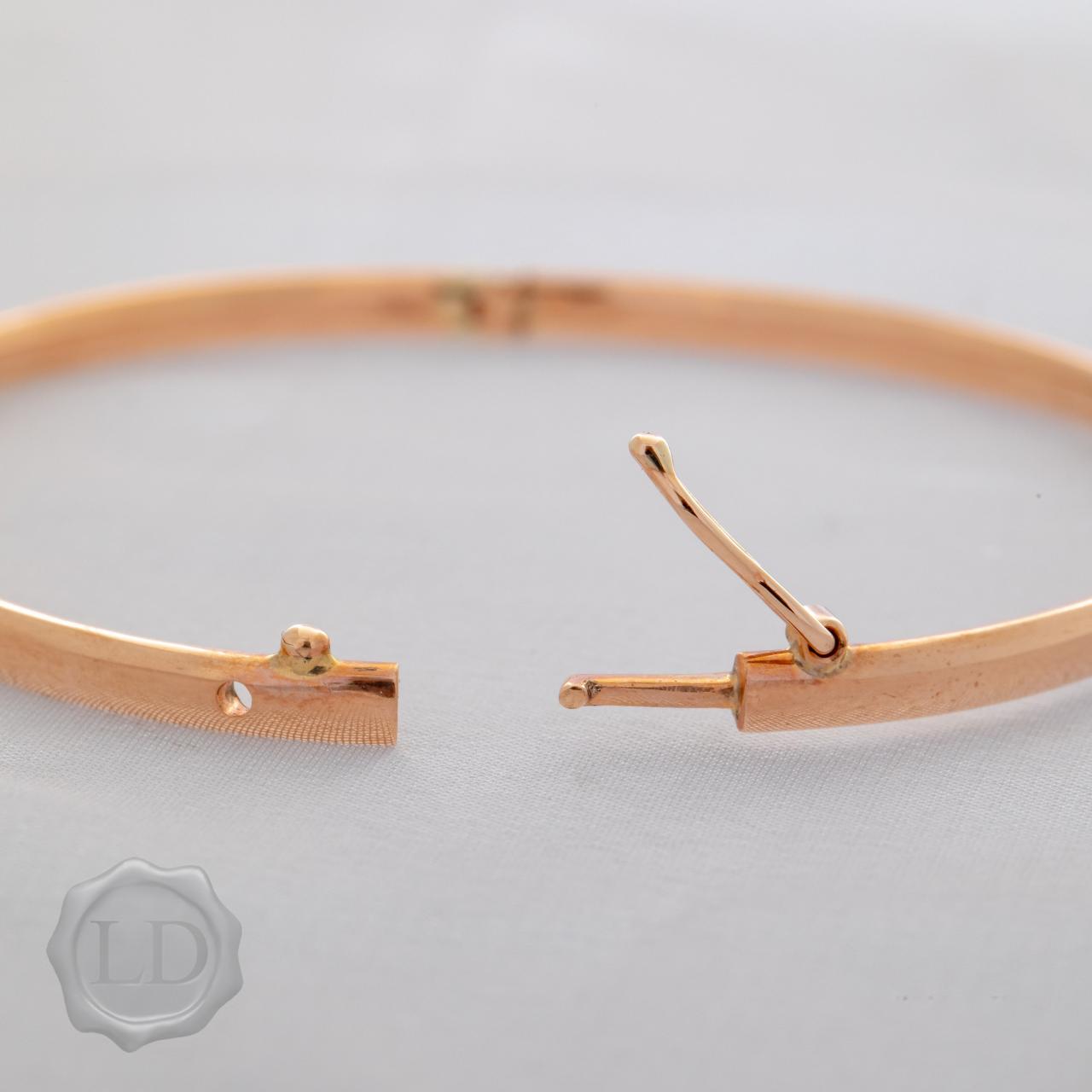 Rose gold classic oval hinge, figure 8 catch