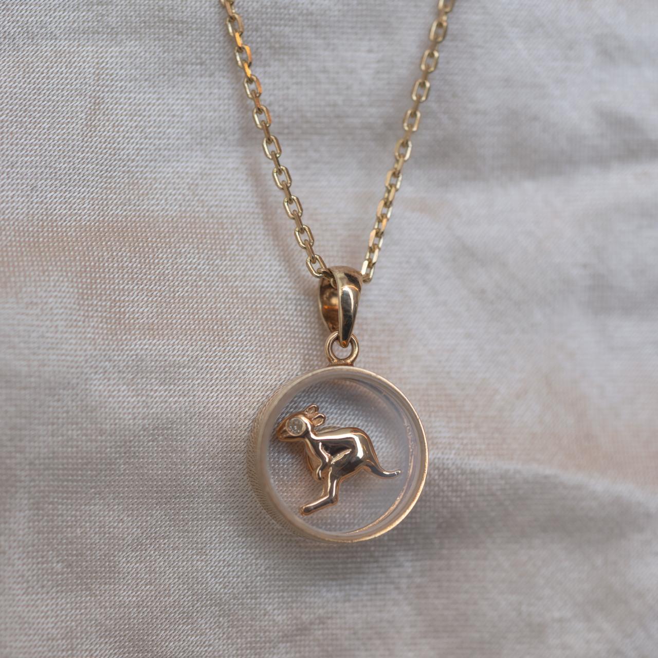 9ct vintage swinging kangaroo pendant