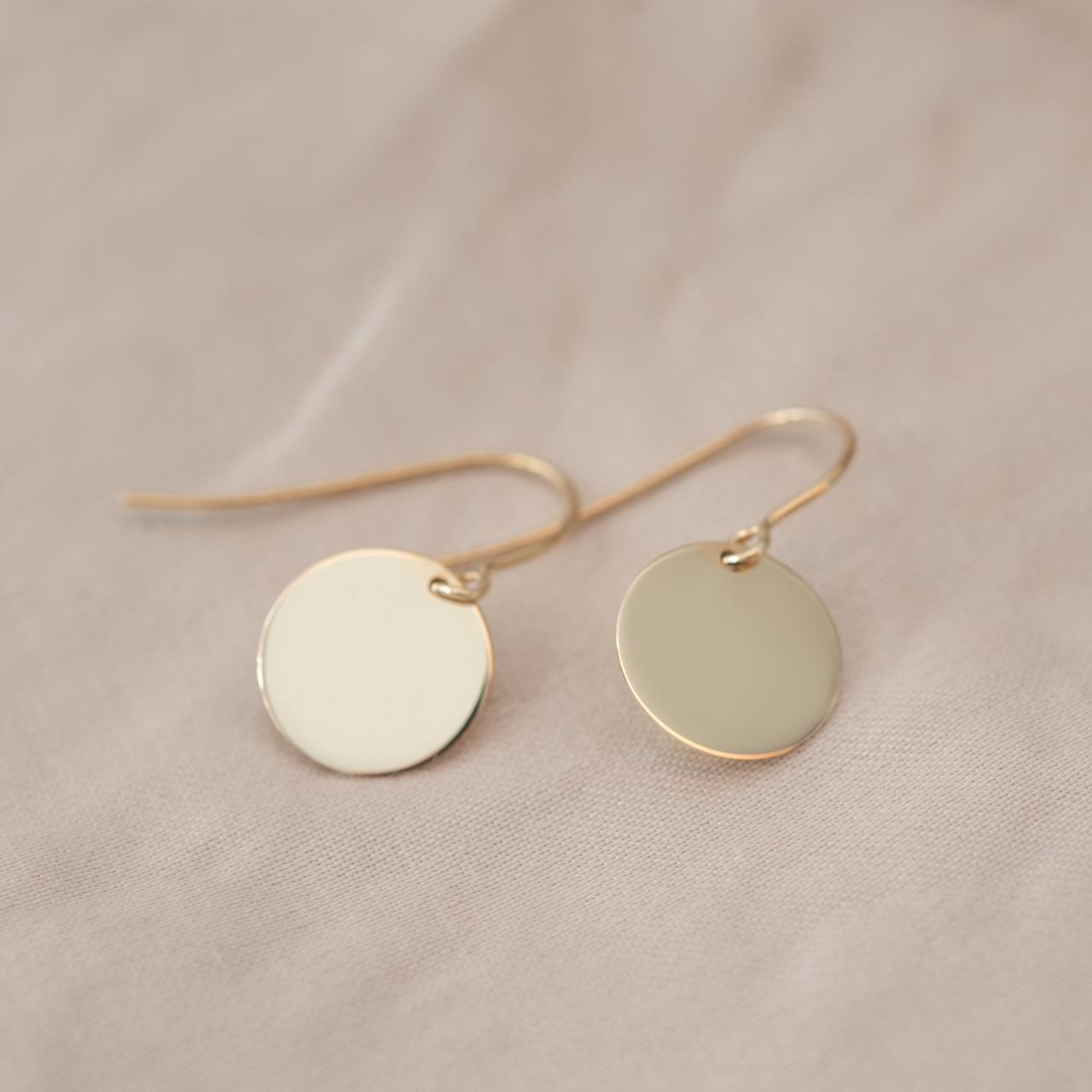 Flat disc swing earring, yellow gold