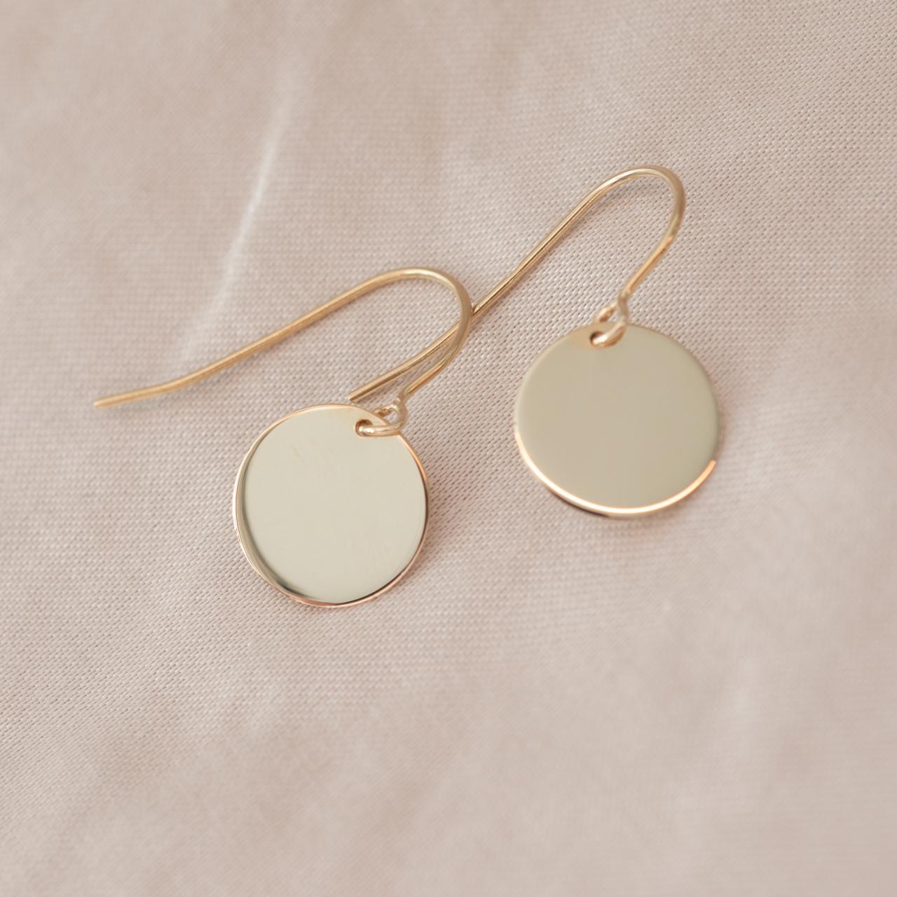 Flat disc swing earring, yellow gold