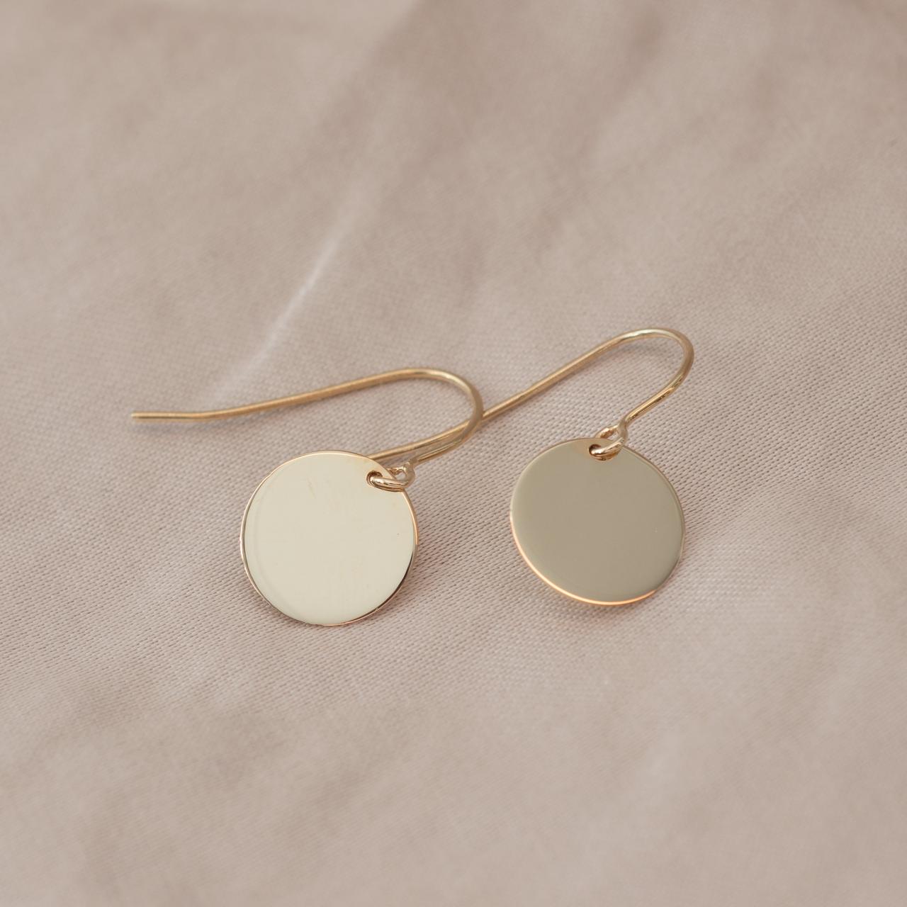 Flat disc swing earring, yellow gold