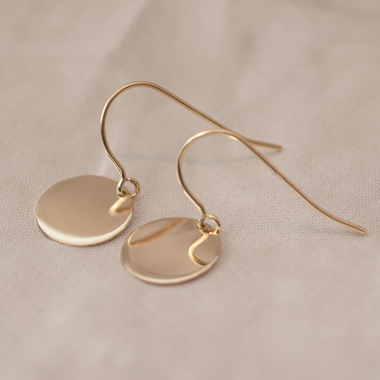 Flat disc swing earring, yellow gold