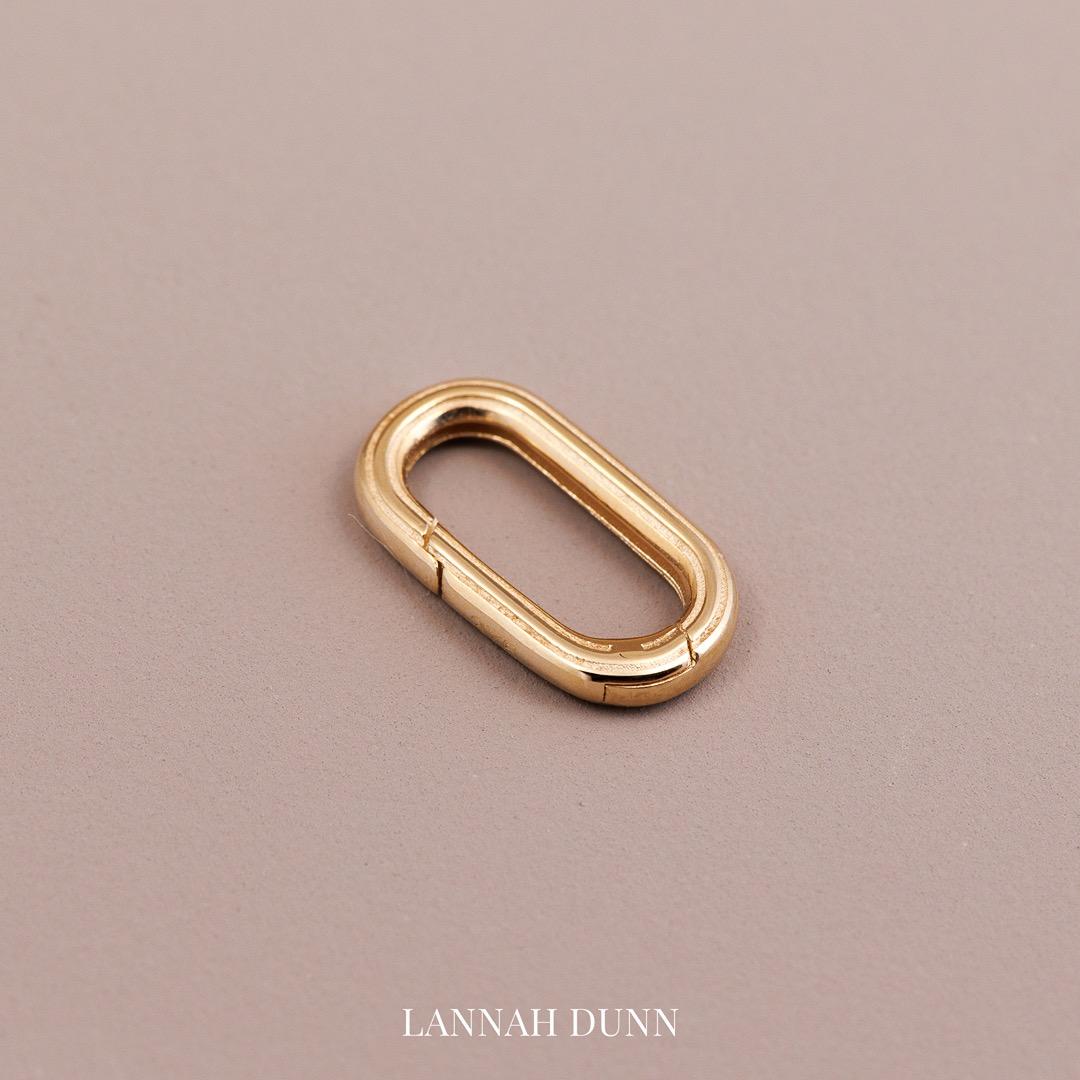 Oval spring push clip