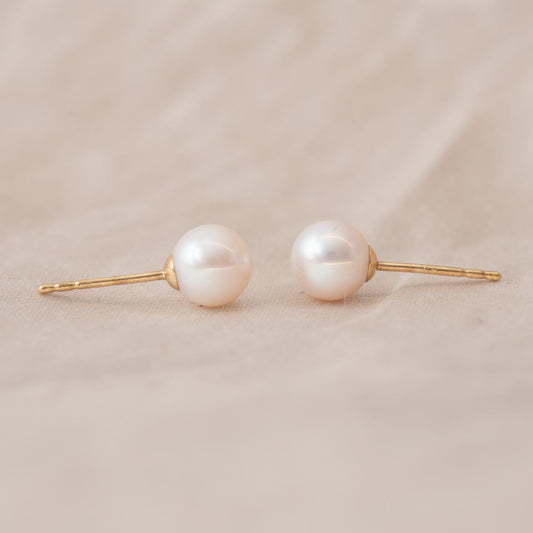 Mini pearl stud, yellow gold Mini pearl stud, yellow gold