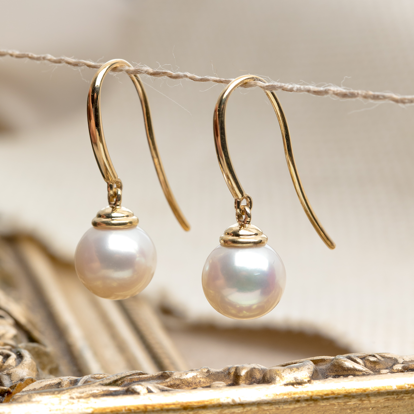 Long drop pearls in yellow gold