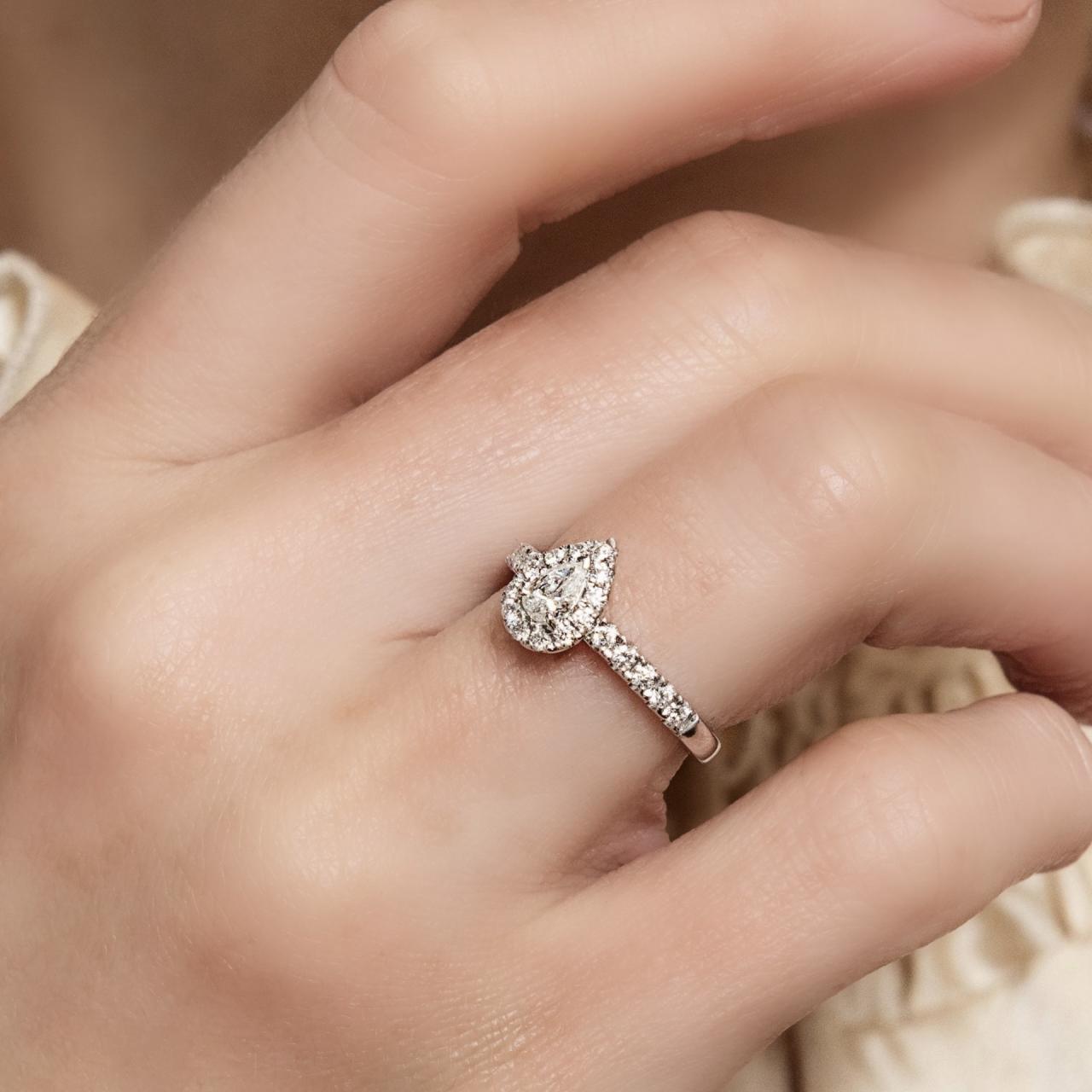 Pear-cut halo with diamond band