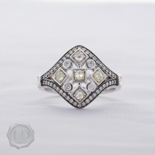 White Gold vintage style plaque ring White Gold vintage style plaque ring