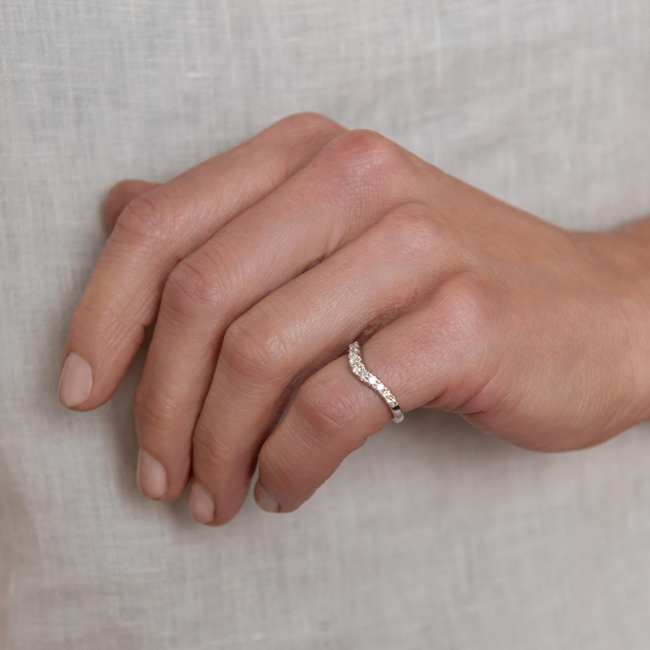 Nouveau Grandi Huggie, white gold