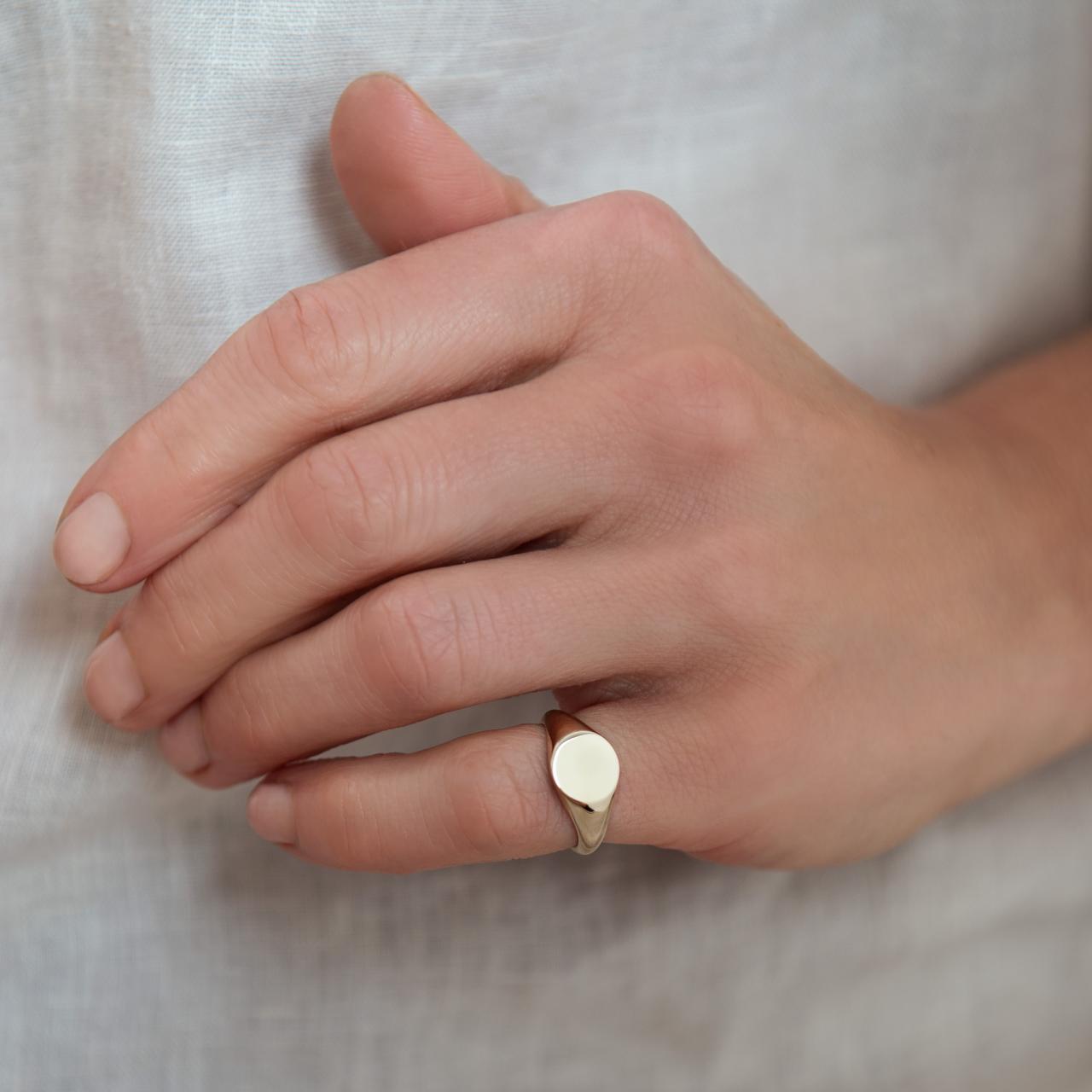 The LD Midi Monogram Signet Ring