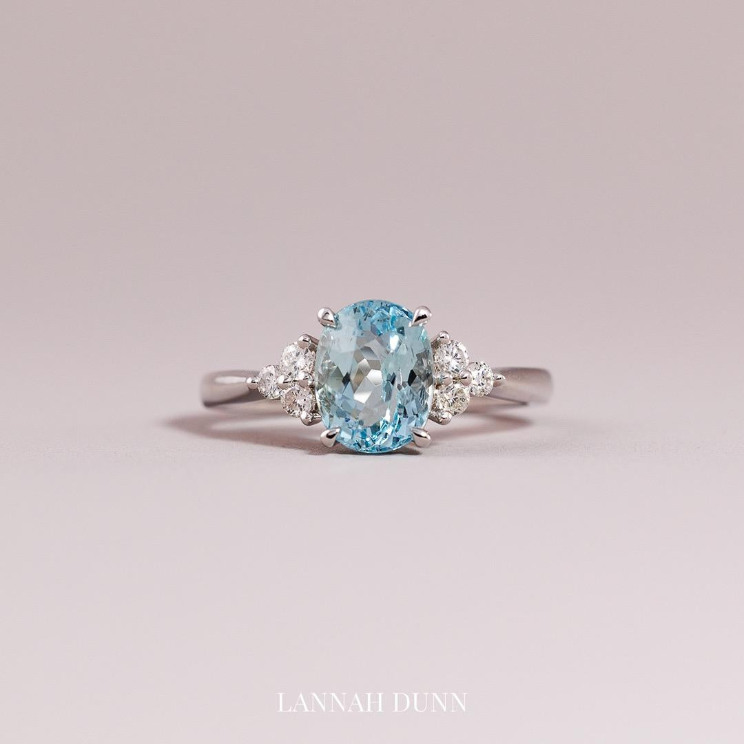 Oval cut natural aquamarine & diamond engagement rign