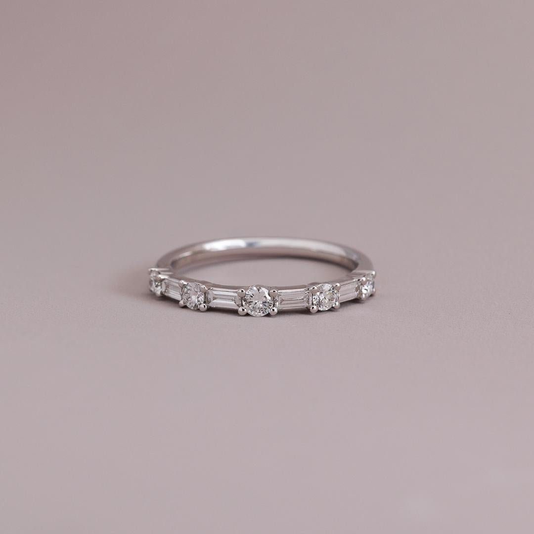 Bagette & Round wedding ring in white gold