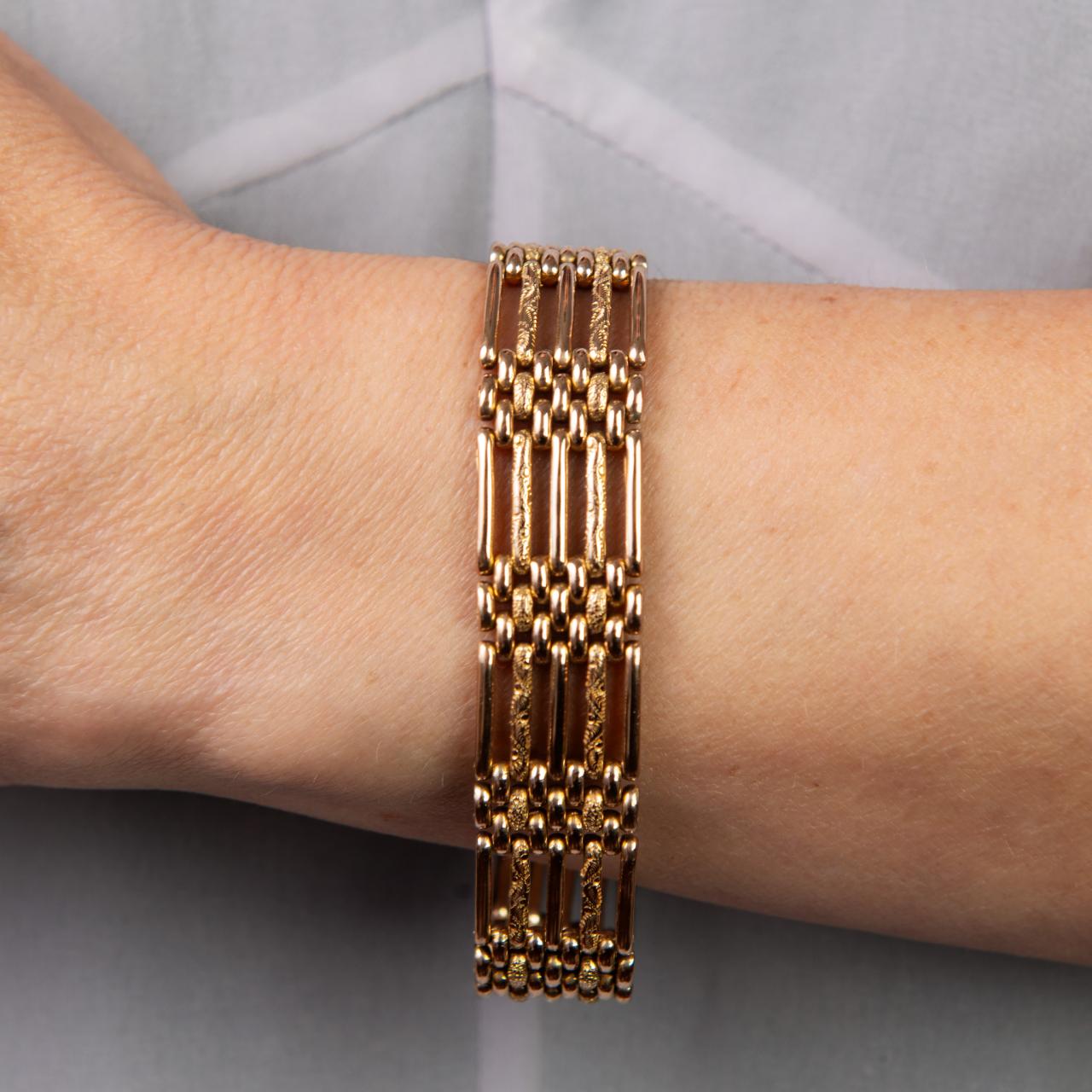 Fabulous textured link bracelet with padlock to close
